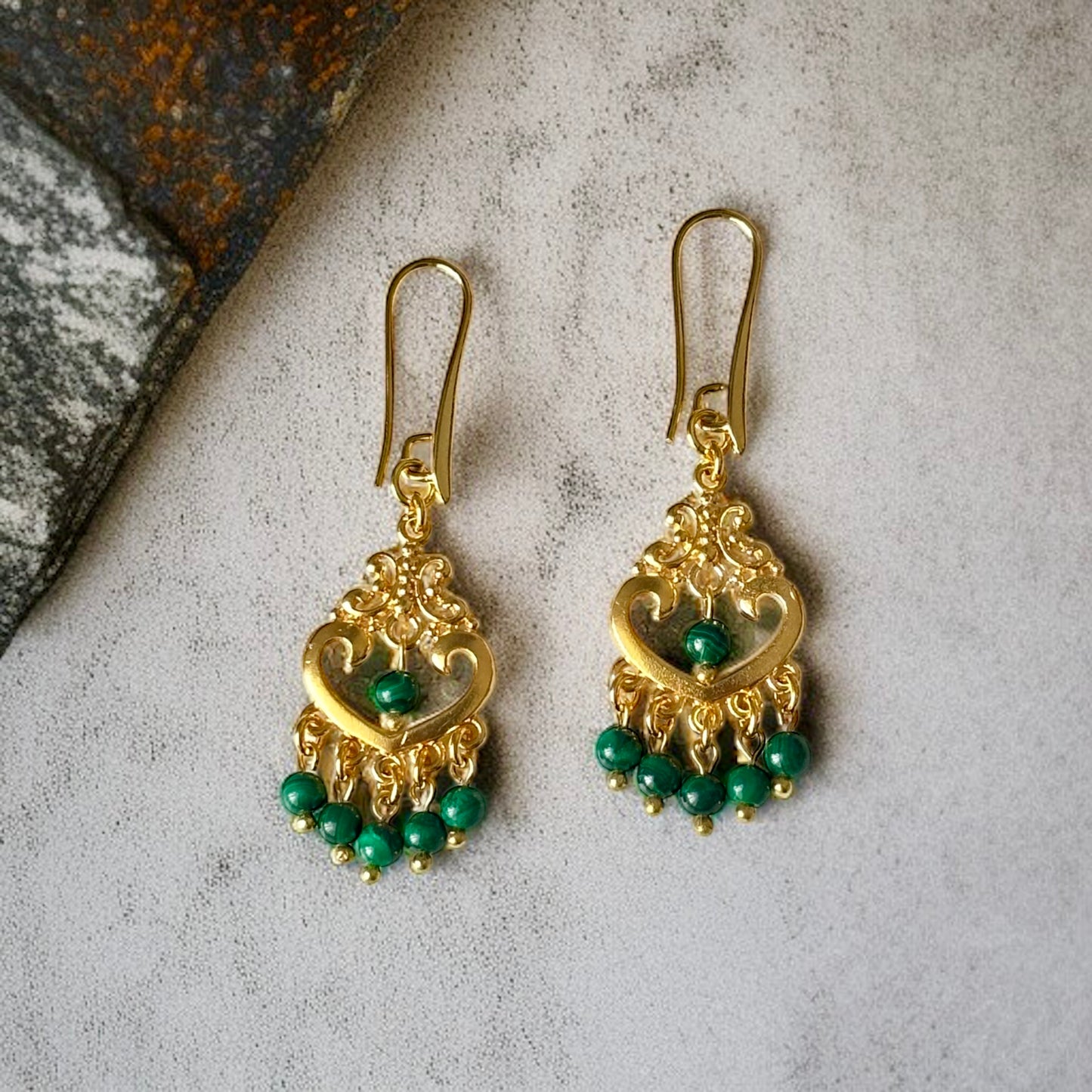 Malahit Taşlı Etnik Retro Küpe – 18K Altın Yaldız Kaplama El Yapımı Tasarım